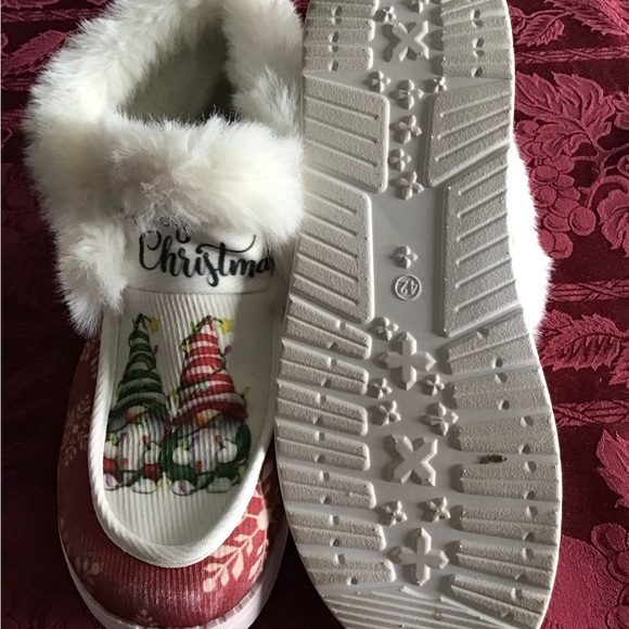 Christmas Gnome Slippers with Faux Fur - Picture 3 of 4